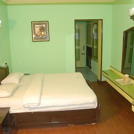 Hotel Sapphire Garden View Ooty Exteriör bild