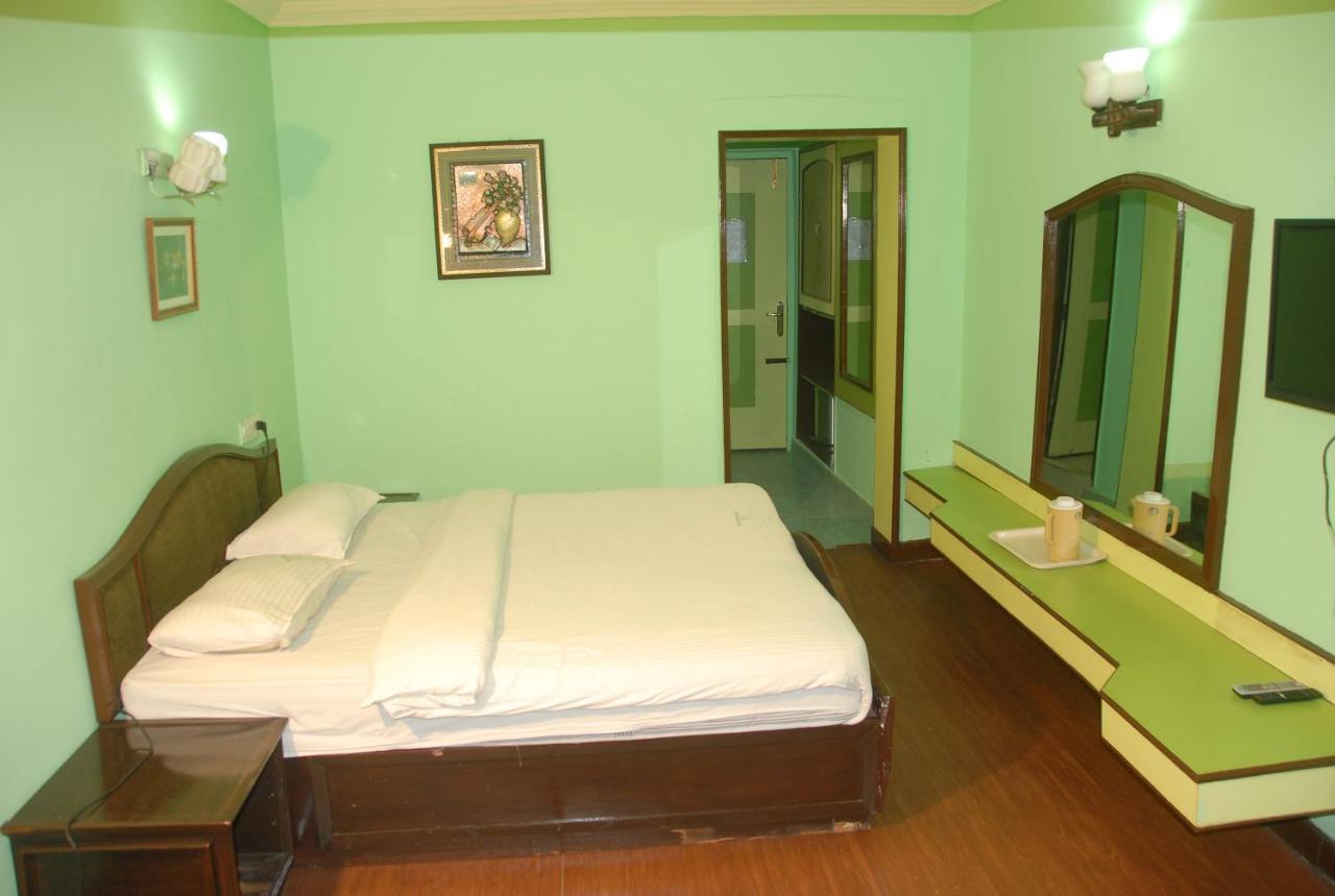 Hotel Sapphire Garden View Ooty Exteriör bild